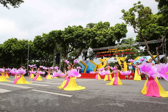 Trình diễn tiết mục múa hoa đào tại Lễ hội 'Tinh hoa Hà Nội-Hội tụ và tỏa sáng' tại phố đi bộ hồ Hoàn Kiếm